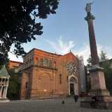 Lasciamo la zona pi� turistica e ci dirigiamo a sud del centro storico, verso Piazza San Domenico. Proprio qui, nella Basilica Patriarcale di San Domenico G�zman, c�� l�Arca che diede il nome allo scultore barese